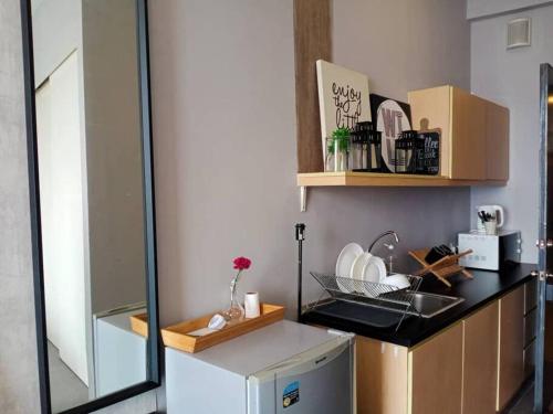 Küche/Küchenzeile in der Unterkunft Eternally Studio Empire Damansara/Wi fi/Netflix