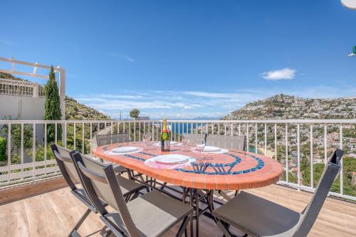 a table and chairs on a balcony with a view of the ocean at Mimoses B 2 Canyelles Roses - Immo Barneda in Montjoys