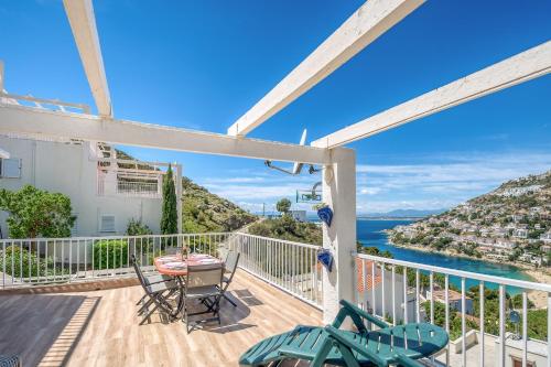a balcony with a table and chairs and a view of the ocean at Mimoses B 2 Canyelles Roses - Immo Barneda in Montjoys