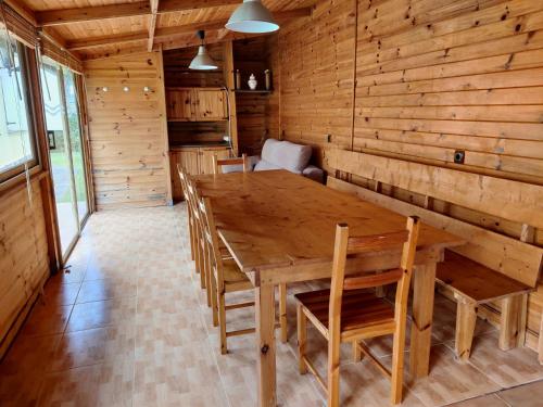 comedor con mesa de madera y sillas en Casa A Mariña en Barreiros