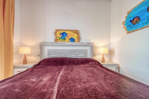 a bedroom with a bed with a purple blanket at Mimoses B 2 Canyelles Roses - Immo Barneda in Montjoys