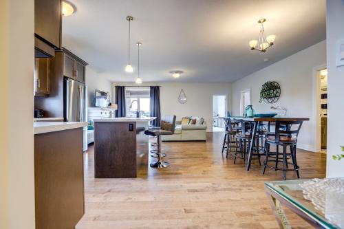 cocina y sala de estar con mesa y sillas en GLOBALSTAY New houses near Huron Lake, en Port Elgin
