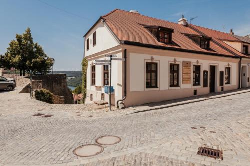 a small white building on the side of a street at Apartmány Staré Město in Znojmo