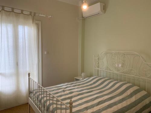 1 dormitorio con cama y ventana en Lillian’s House, en Atenas