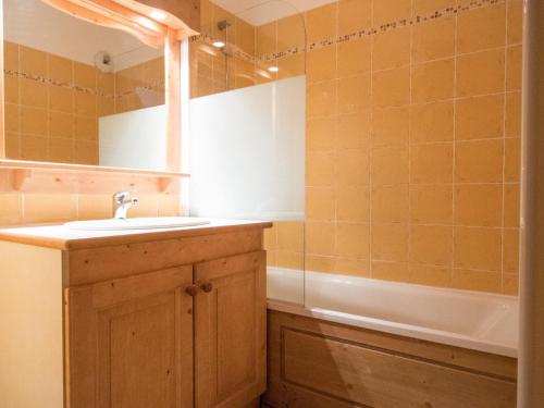 une salle de bain avec un lavabo et une baignoire dans l'établissement Appartement spacieux au pied des pistes pour 6 personnes, Lanslevillard-Val Cenis - FR-1-508-11, à Lanslevillard