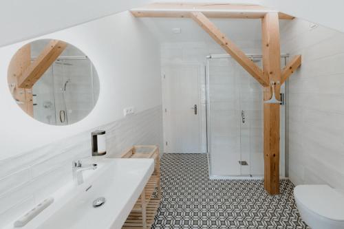 een badkamer met een witte wastafel en een douche bij Apartmány Staré Město in Znojmo