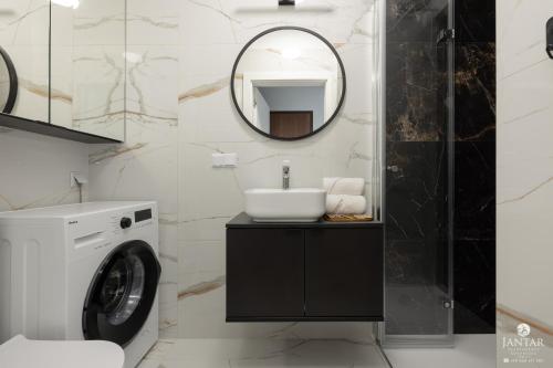 een badkamer met een wasmachine en een wastafel bij Słoneczny apartament z Parkingiem w cenie !!! in Kołobrzeg