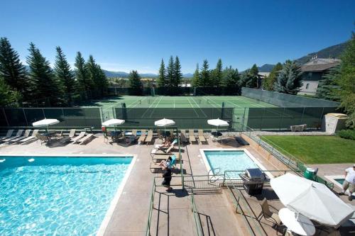 una pista de tenis y una piscina con pista de tenis en JHRL - Crystal Springs #403, Amazing base location, en Teton Village