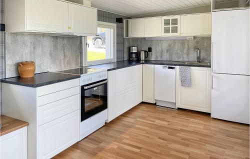 Η κουζίνα ή μικρή κουζίνα στο Amazing Home In Rockneby With Wifi