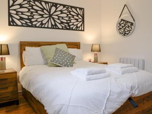 Moulin的住宿－Black Spout Cottage，卧室配有带毛巾的大型白色床