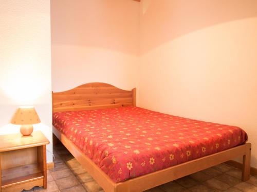 Dormitorio pequeño con cama y mesa en Appartement Aussois, 2 pièces, 4 personnes - FR-1-508-175, en Aussois