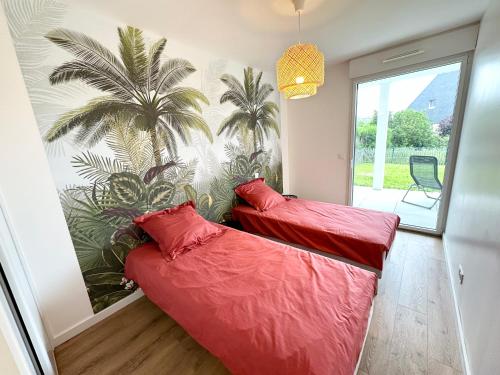 Camera con 2 letti rossi e un murale di palme di Grand appartement neuf de standing – Top Cosy a Larmor-Plage