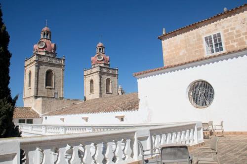 休達德亞的住宿－Grupoandria El Claustre de Ciutadella - HOSPEDERIA，两座塔楼的白色建筑
