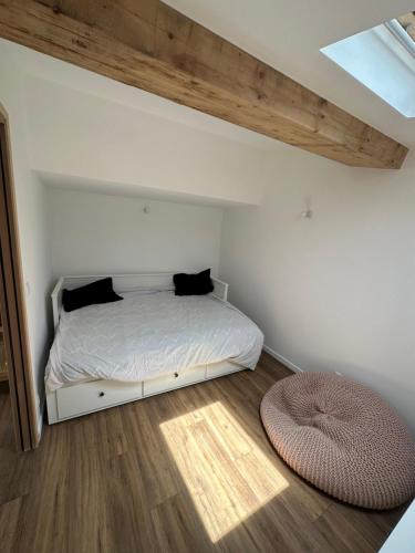 ein Schlafzimmer mit einem weißen Bett und einer Holzdecke in der Unterkunft Villa Scoubidou Antibes in Antibes