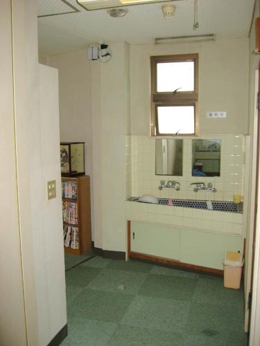 a bathroom with a sink and a mirror at Mizuhokan in Ise
