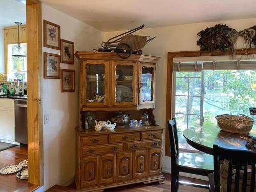 um armário de madeira numa cozinha com uma mesa em Tahoe Cottage perfect for couples and outdoor enthusiasts em South Lake Tahoe