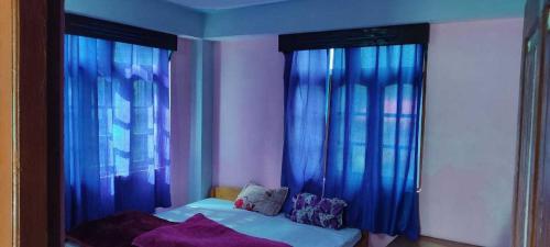 Lova arba lovos apgyvendinimo įstaigoje POP Lachung Inn Homestay