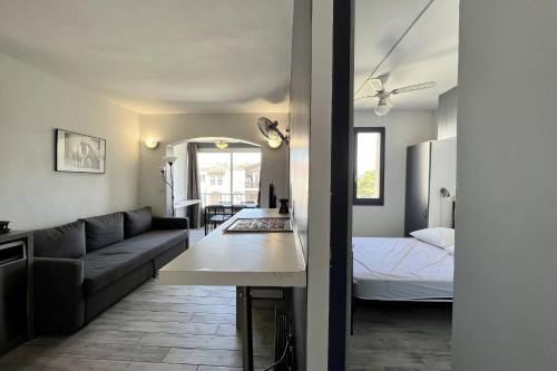 Bright 26 m with pool in Frejus