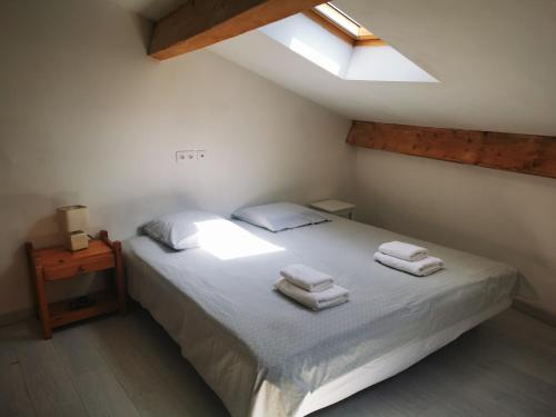 a bedroom with a bed with towels on it at L' Alto - 80m2, Grand Terrasse avec vue sur le Cap, à 200m des plages in Cassis