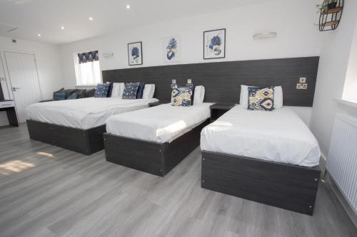 Llit o llits en una habitació de Heathrow Windsor Apart Hotel