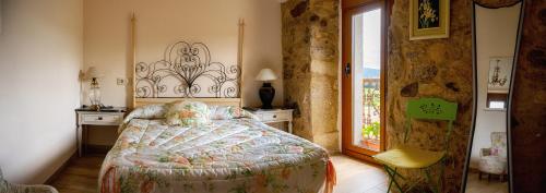 a bedroom with a bed in a room with a window at Casa As Marismas entre Razo y Baldayo in Lema