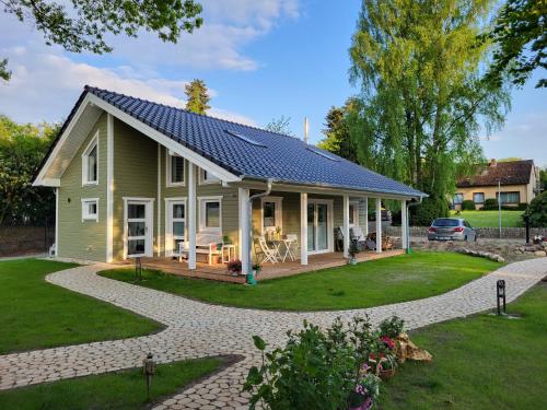 FockbekにあるHaus Thedaの屋根に太陽光パネルを敷いた家