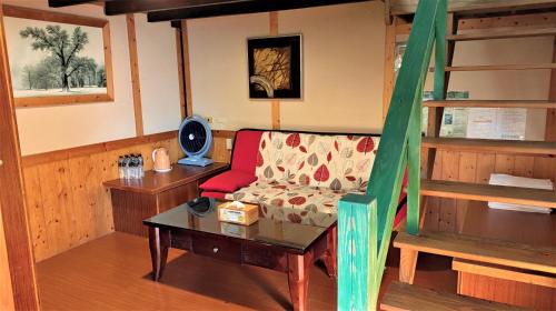 a living room with a couch and a table at Shiyai Taoyuan in Renai