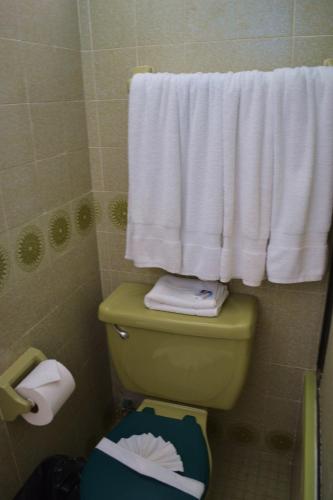 a bathroom with a toilet and a white towel at Salvia Condominio in Cancún