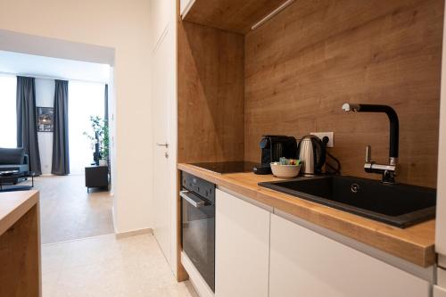 Küche/Küchenzeile in der Unterkunft Posh studio with a king-size bed and modern design
