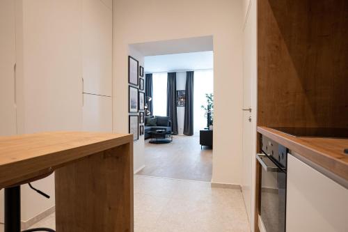 Küche/Küchenzeile in der Unterkunft Posh studio with a king-size bed and modern design