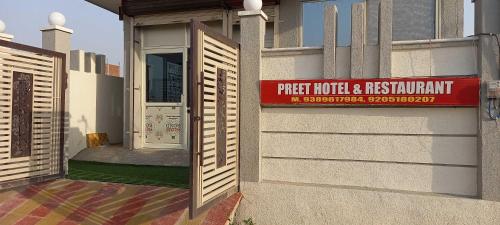 un bâtiment avec un panneau sur son côté dans l'établissement POP Preet Hotel And Restaurant, à Greater Noida