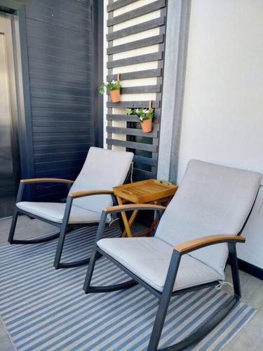 two chairs and a table on a porch at Gemütliche Stadtwohnung in Klagenfurt in Klagenfurt