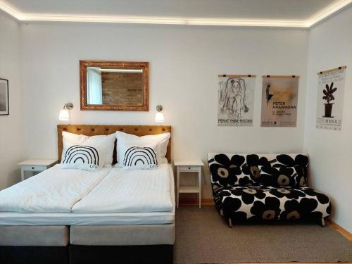 1 dormitorio con 1 cama y 1 sofá en Gemütliche Stadtwohnung in Klagenfurt en Klagenfurt