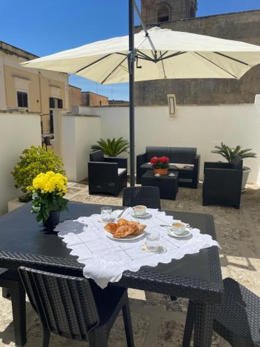 a black table with a plate of food on it at A casa dei miei in San Pietro Vernotico
