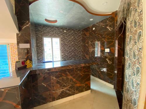uma grande casa de banho com um grande balcão de mármore em OYO Hotel Om Shanti em Jamshedpur
