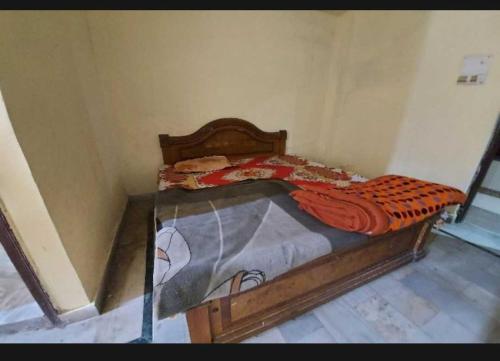 1 dormitorio pequeño con 1 cama en una habitación en OYO Hotel Travel INN en Nueva Delhi