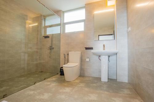 uma casa de banho com um WC, um lavatório e um chuveiro em Somerset Mirissa Blue em Mirissa