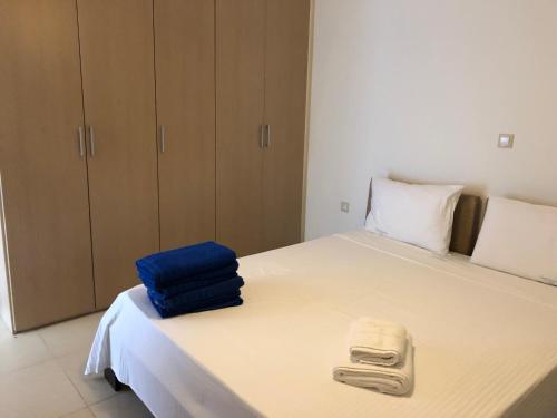 sypialnia z łóżkiem z dwoma ręcznikami w obiekcie Πολυτελής Βίλα στην άκρη της θάλασσας w mieście Kyllini
