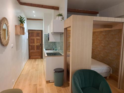 een kleine kamer met een bed en een keuken bij Renovated fully equipped studio for 2 to 4 pers in La Ciotat