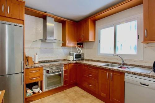 Fotografia z galérie ubytovania Amplia villa con piscina privada vistas al mar y WIFI v destinácii La Herradura