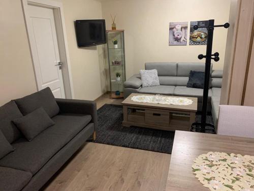 Una sala de estar con un sofá y una mesa de café. en Comme à la Maison, en Bruselas