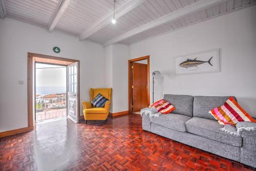 Faja GrandeにあるCASA do PÁTIOのソファと椅子のあるリビングルーム