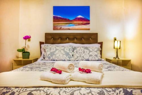 a bedroom with a bed with towels on it at Casa dos Franz in Jaraguá do Sul