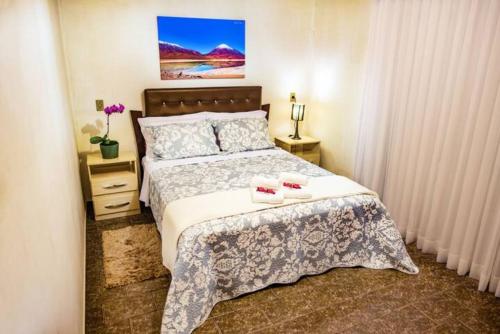 1 dormitorio con 1 cama con 2 toallas en Casa dos Franz, en Jaraguá do Sul