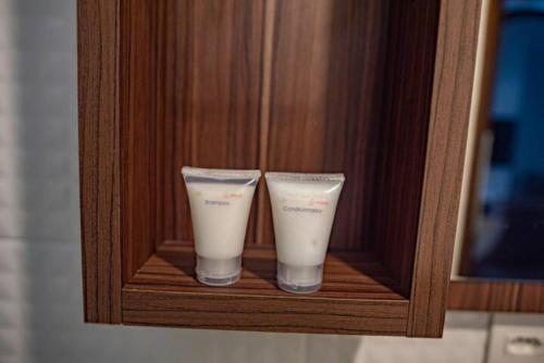 two glasses sitting in a wooden box at Casa dos Franz in Jaraguá do Sul