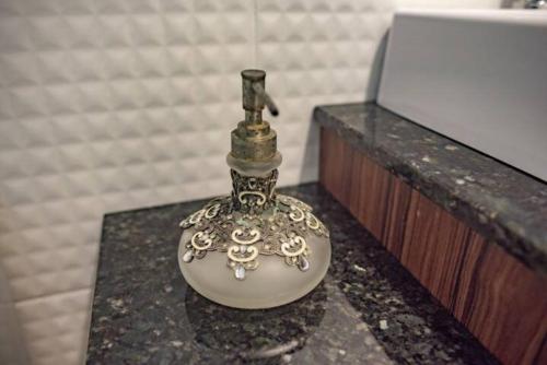 a vase sitting on top of a counter at Casa dos Franz in Jaraguá do Sul