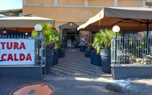 a store with a sign that reads tulum calidad at Hotel Bright in Rome