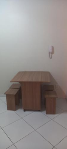 una mesa de madera y bancos en una habitación en Ap no melhor lugar do Centro com elevador, wi-fi e Smart TV en Vitória