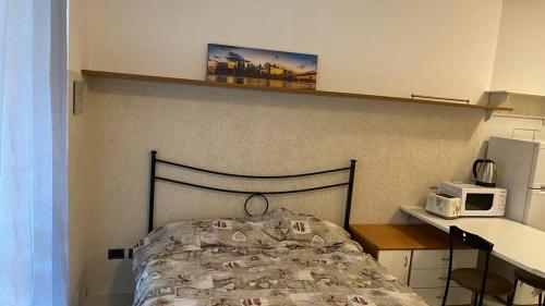 1 dormitorio con 1 cama y microondas en la encimera en Caravaggio Apartments, en Bérgamo