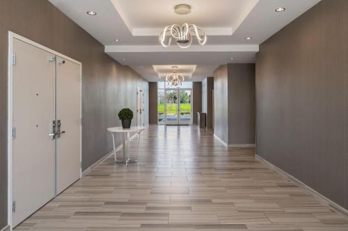 an empty hallway with a hallwayngth at SpringHill Suites by Marriott West Sacramento in West Sacramento